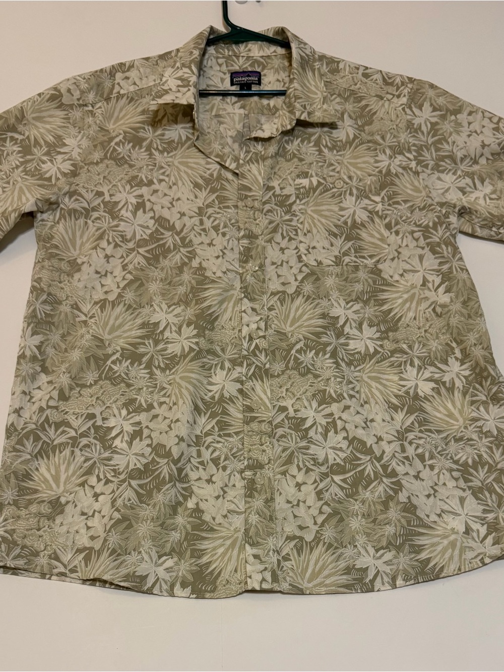 Patagonia Men’s go to shirt Green Tropical leaf Print Button-Down Shirt organic
